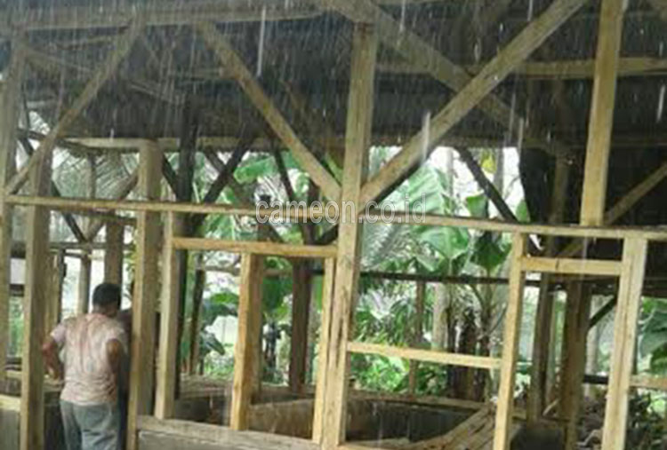 LSM Patik Bantu Bangun RTLH di Cihampelas