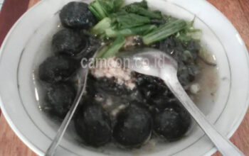 Nikmatnya Bakso “Hitam” Pak Haji Tasik