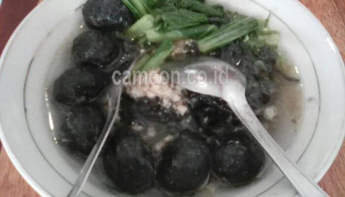Nikmatnya Bakso “Hitam” Pak Haji Tasik