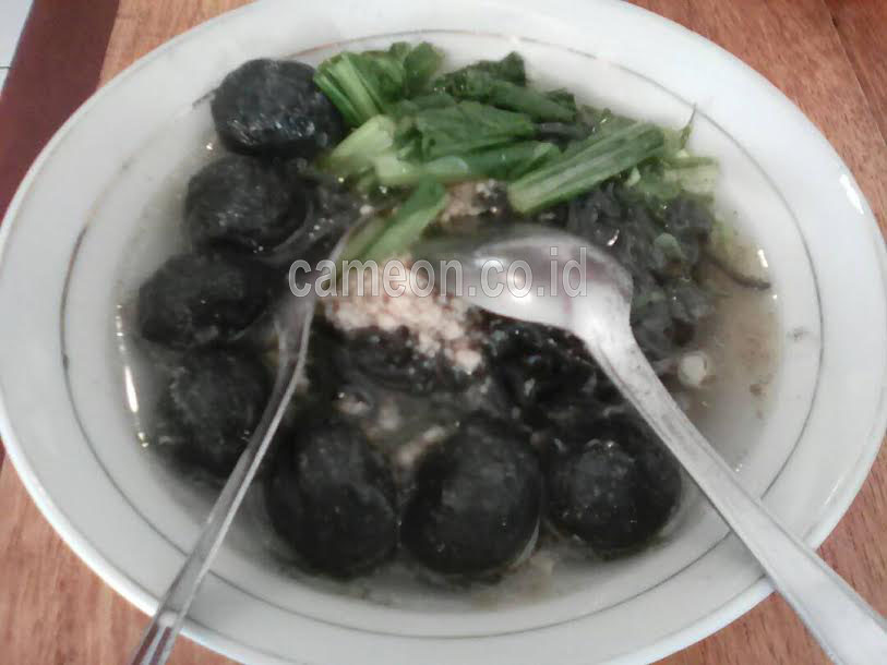 Nikmatnya Bakso "Hitam" Pak Haji Tasik