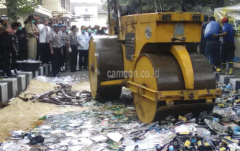 Polresta Tasik Musnahkan 5 Karton CD/DVD Porno