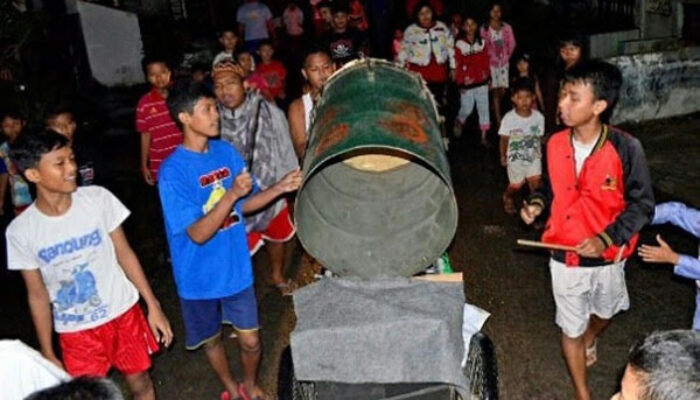 Puluhan Remaja Ngarak Bedug Bangunkan Warga Sahur