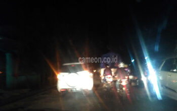 Tidak Ada Rambu-rambu, Mini Bus Terperosok ke Lubang Pelebaran Jalan di Pangandaran