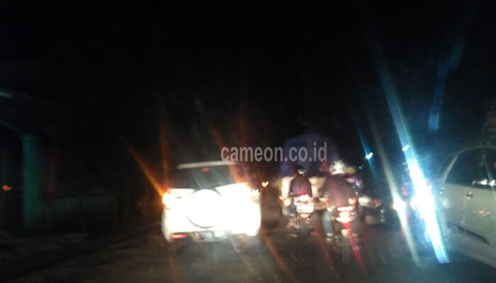 Tidak Ada Rambu-rambu, Mini Bus Terperosok ke Lubang Pelebaran Jalan di Pangandaran