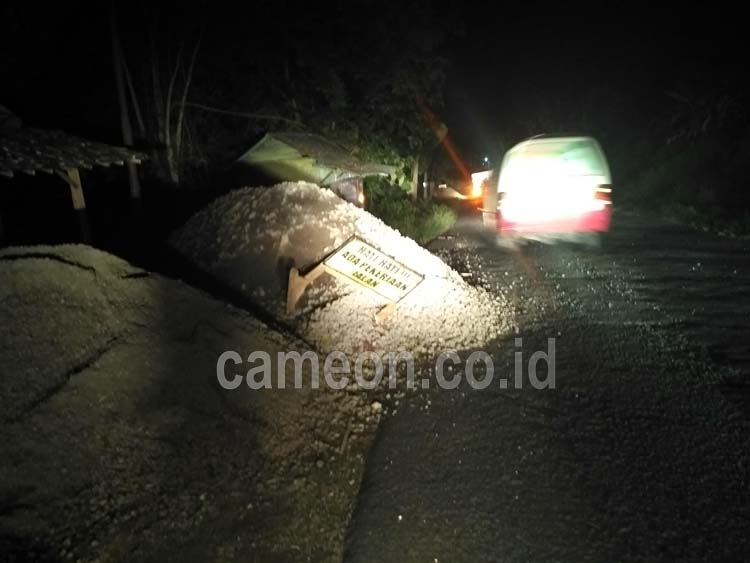 Tumpukan Material Bangunan di Kalipucang Ancam Keselamatan Pengguna Jalan
