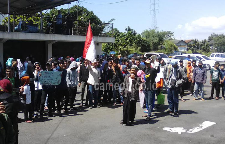 Warga Cilampahan Tagih Janji Perizinan Kandang Ayam