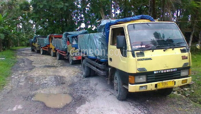 Warga Purbahayu Hadang 5  Dump Truk Bermuatan Limbah PT PECU
