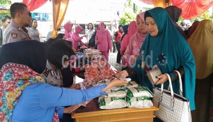 Bantu Masyarakat Ringankan Harga Sembako, Polres Tasik Gelar Bazar Selama Sebulan