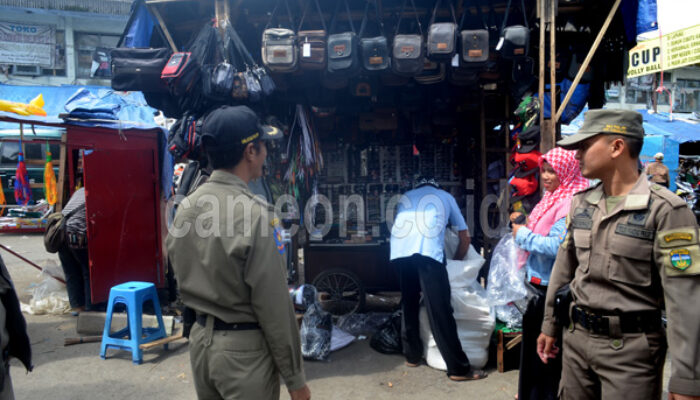 Berjualan Di Bahu Jalan, PKL Nakal Ditertibkan Satpol PP