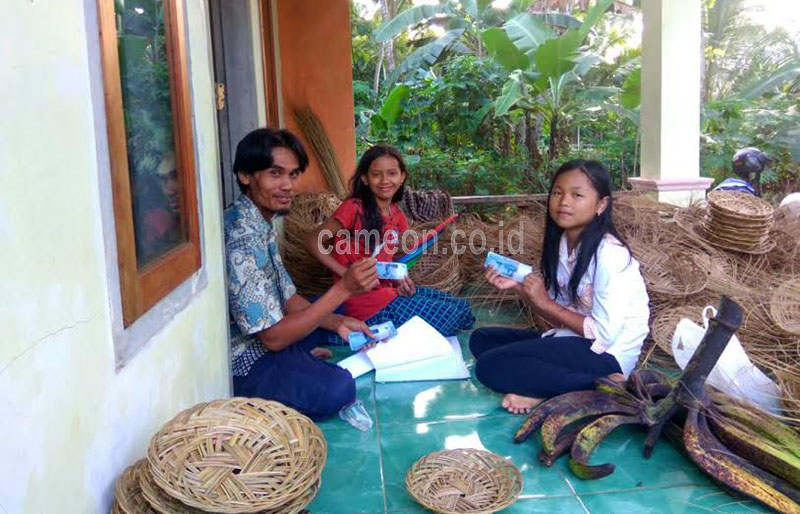Berbahan Baku Lidi, Warga Purwadadi Ini Menginspirasi