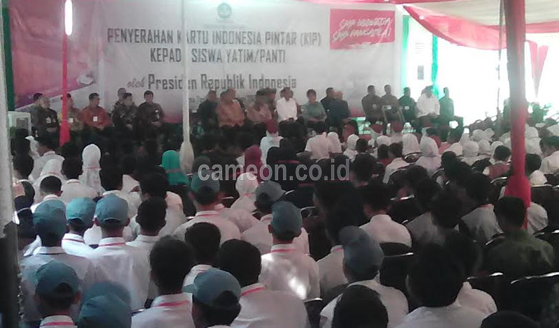 Di Tasikmalaya, Jokowi Bagikan 1.500 KIP