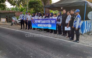 Dishub Pangandaran Bagikan Tajil Gratis Kepada Pengendara di Jembatan Ciputrapinggan