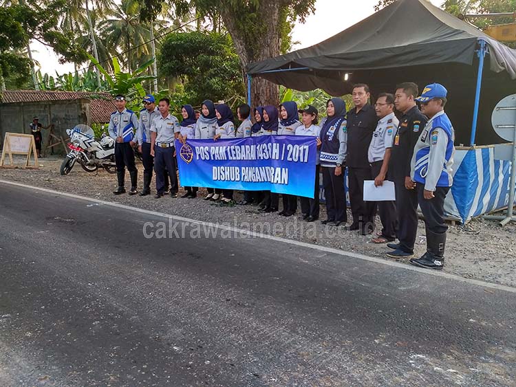 Dishub Pangandaran Bagikan Tajil Gratis Kepada Pengendara di Jembatan Ciputrapinggan