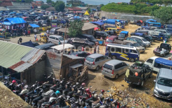 Ratusan Kendaraan Padati Lahan Parkir Badeto Ratu Pangandaran