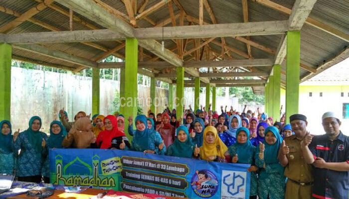 Kala Kader PKK dan Istri Kades Ikut Parenting Training