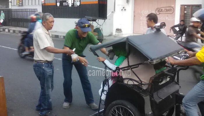 Ngabuburit, PWI Tasik Bagi-bagi Takjil Gratis