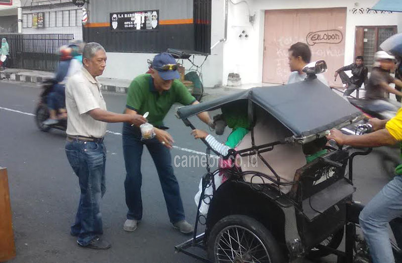 Ngabuburit, PWI Tasik Bagi-bagi Takjil Gratis