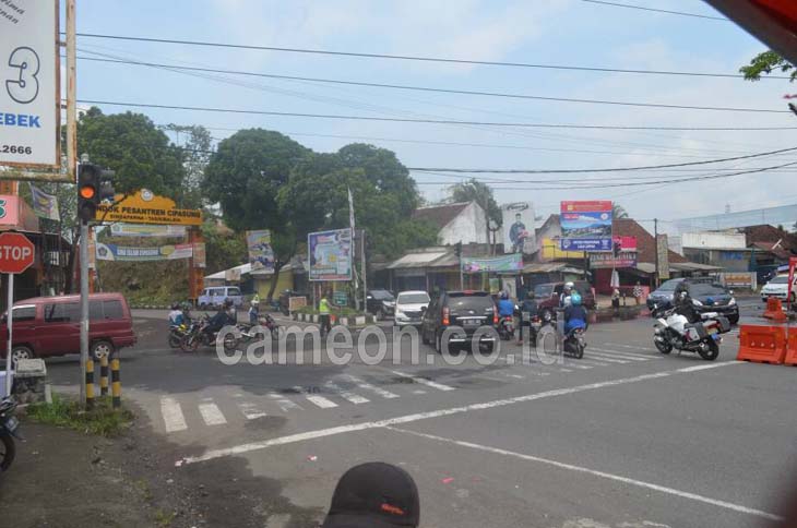 Polisi Hentikan Truk Melintas di H - 3 Jalur Selatan Tasikmalaya Via Garut