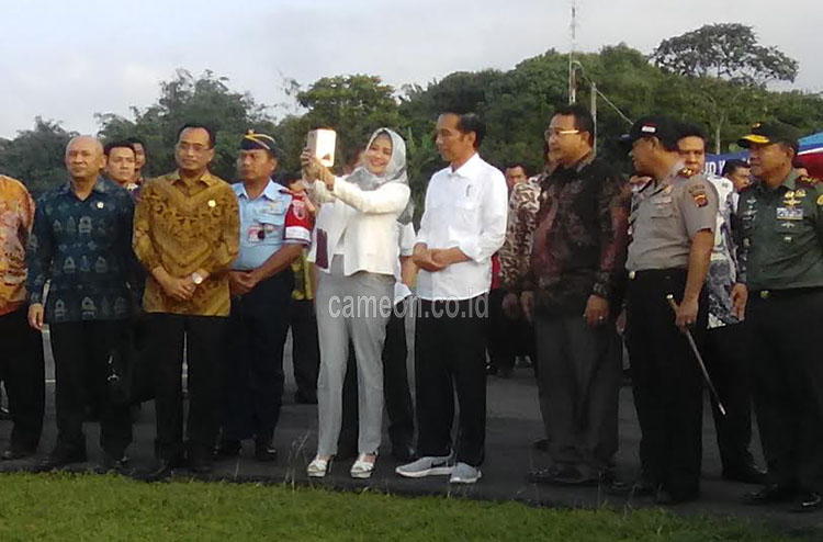Resmikan Bandara di Tasikmalaya, Jokowi Klaim Feeling Bisnisnya Masih Jalan