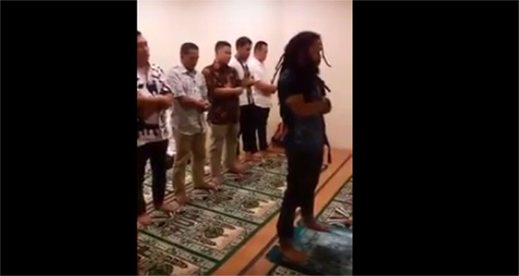 Diremehkan Sang Gubernur Jadi Imam, Pria Berambut Gimbal Ini Membuat Kagum Jamaah