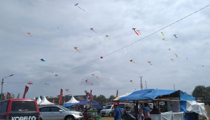Festival Layang-Layang Malam Menghiasi Langit Pangandaran