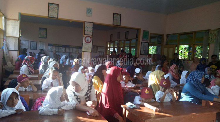 Hari Kedua Masuk Sekolah Banyak Siswa Tidak Kebagian Bangku