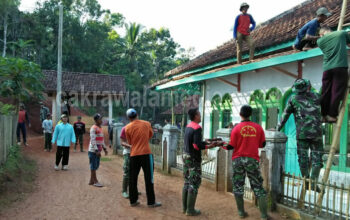 Semangat TNI Bersama Warga Rehab Masjid Al Mutaqin