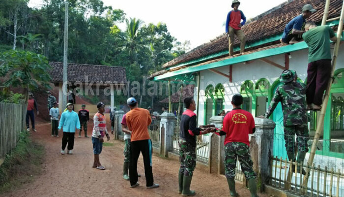 Semangat TNI Bersama Warga Rehab Masjid Al Mutaqin