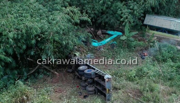 Diduga Rem Blong, Truk Tronton Terjun ke Jurang, Seorang Tewas Dua Orang Luka Parah