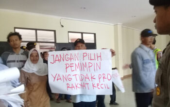 Dilecehkan Sekda, Puluhan Warga Ancol Sambangi Kantor Pemkab