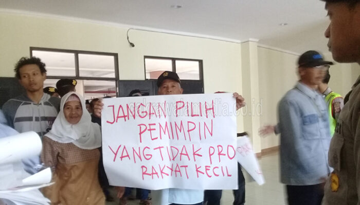 Dilecehkan Sekda, Puluhan Warga Ancol Sambangi Kantor Pemkab