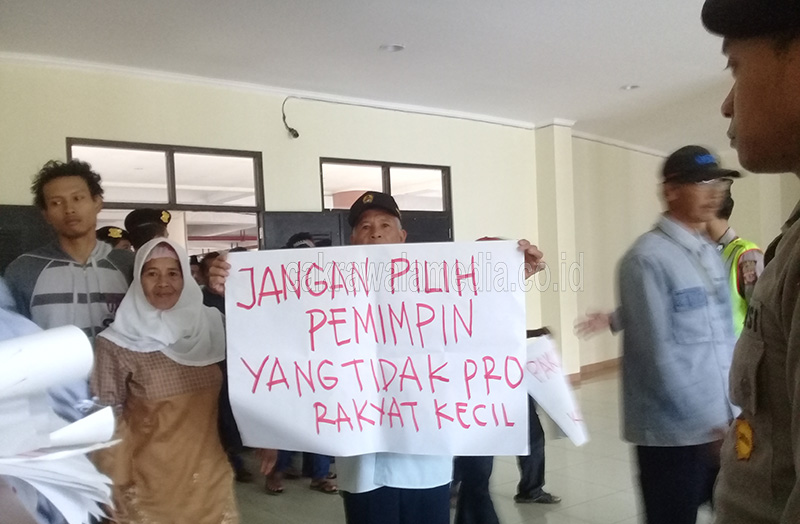 Dilecehkan Sekda, Puluhan Warga Ancol Sambangi Kantor Pemkab