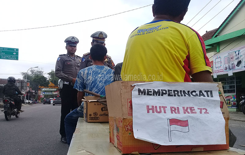 Polisi Imbau Peminta Agustusan, Warga Bilang : Kalau Mau Semua Pak, Jangan Kami Saja