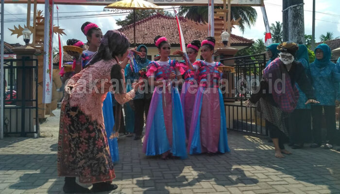 Sambut HUT RI ke-72, Ratusan Warga Banjar Gelar Tradisi Unik