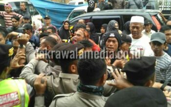 Dilempari Telur Busuk dan Minuman Ringan, Beginilah Sikap Polisi Tangani Masa