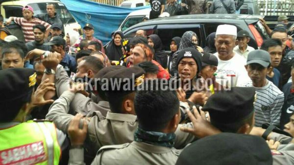 Dilempari Telur Busuk dan Minuman Ringan, Beginilah Sikap Polisi Tangani Masa