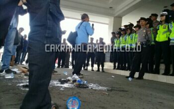 Kecewa Dibohongi Sang Bupati, Warga Kotori Kantor Bupati dengan Lumpur dan Telur Busuk