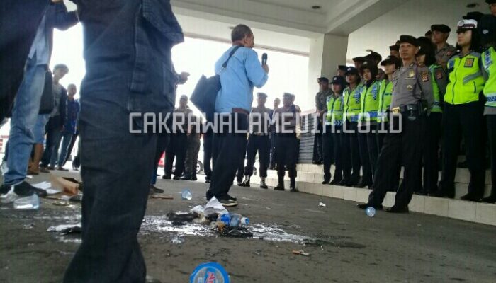 Kecewa Dibohongi Sang Bupati, Warga Kotori Kantor Bupati dengan Lumpur dan Telur Busuk