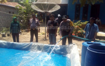 Atasi Dampak Kekeringan, Polisi di Pangandaran Bagikan Air Bersih ke Warga