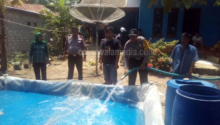 Atasi Dampak Kekeringan, Polisi di Pangandaran Bagikan Air Bersih ke Warga