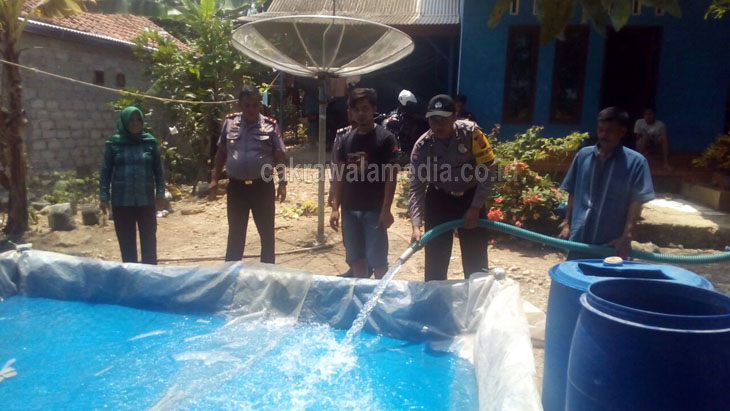 Atasi Dampak Kekeringan, Polisi di Pangandaran Bagikan Air Bersih ke Warga