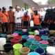 BPBD Salurkan Air Bersih, Sejumlah Santri dan Warga Antri
