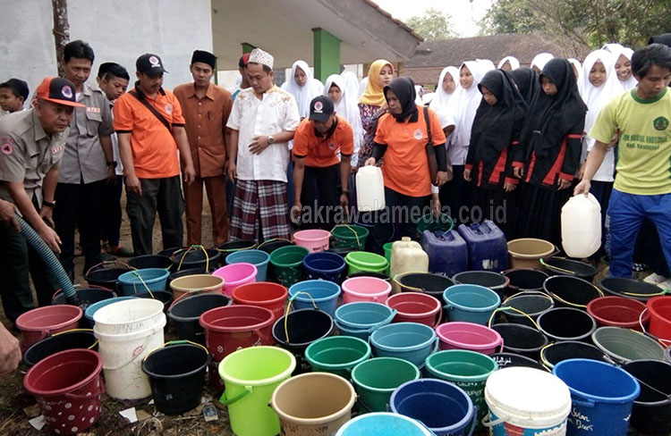 BPBD Salurkan Air Bersih, Sejumlah Santri dan Warga Antri