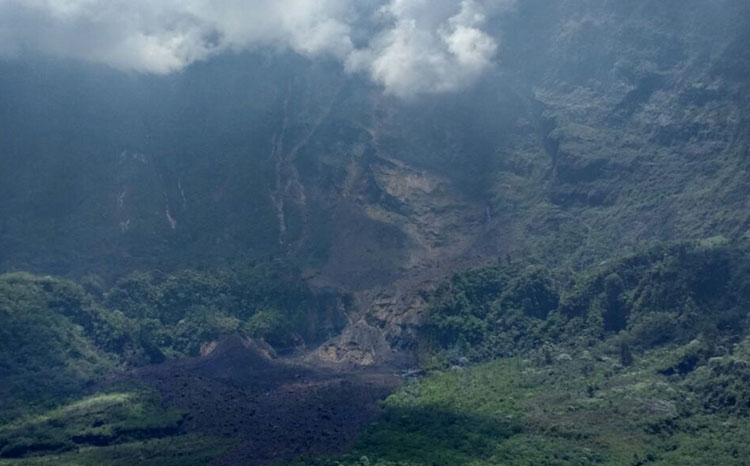 Dinding Kawah Galunggung Longsor, Dua Orang Diduga Hilang