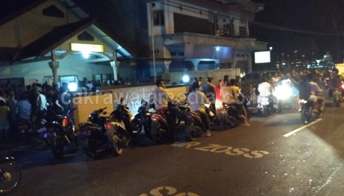 Geram Terhadap Pelaku Pencabulan, Ratusan Warga Datangi Mapolsek Parigi