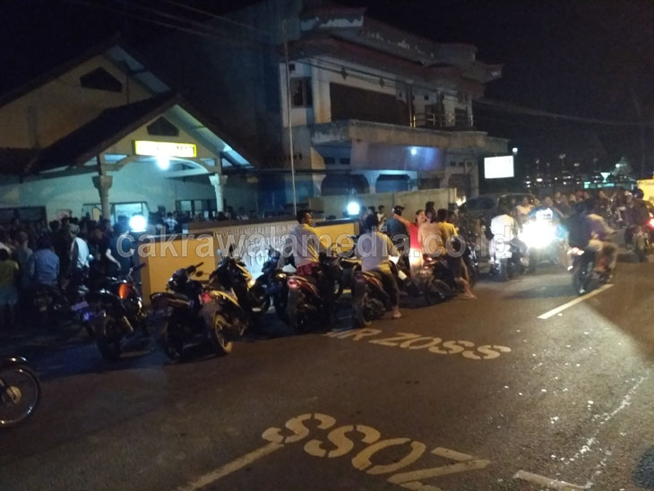 Geram Terhadap Pelaku Pencabulan, Ratusan Warga Datangi Mapolsek Parigi