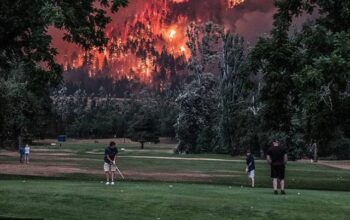 Kebakaran Hutan Tidak Menghentikan Mereka Main Golf