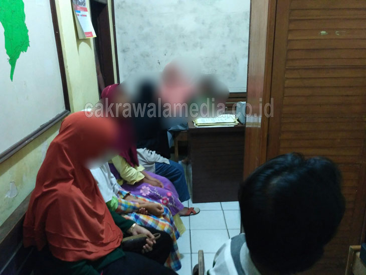 Puluhan Orang Tua Korban Pelecehan Seksual Serahkan Pelaku Ke Polsek Parigi