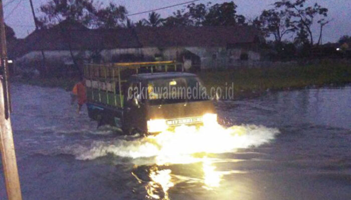 Tanggul Dalem Suba Jebol, Akibatnya Jalan Purbaratu Banjir