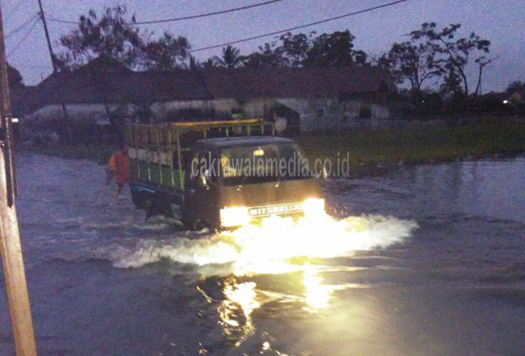 Tanggul Dalem Suba Jebol, Akibatnya Jalan Purbaratu Banjir